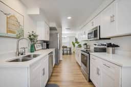 Spacious home w/ Heated Pool 3 miles from IMG!