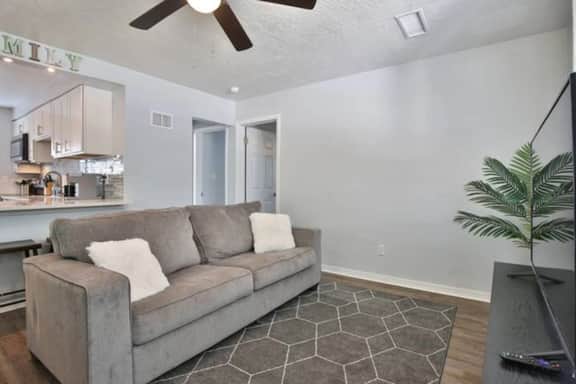 Fenced in w/ Jacuzzi Close to Siesta Key Bridge