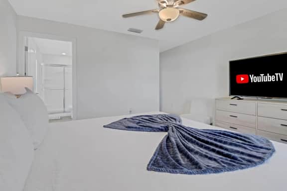 Oasis W/ Heated Salt Water Pool & Private Pier! Great for 2 Families!