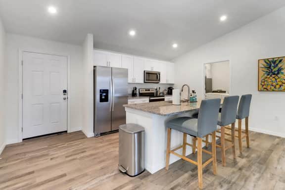 Oasis W/ Heated Salt Water Pool & Screen In Patio!