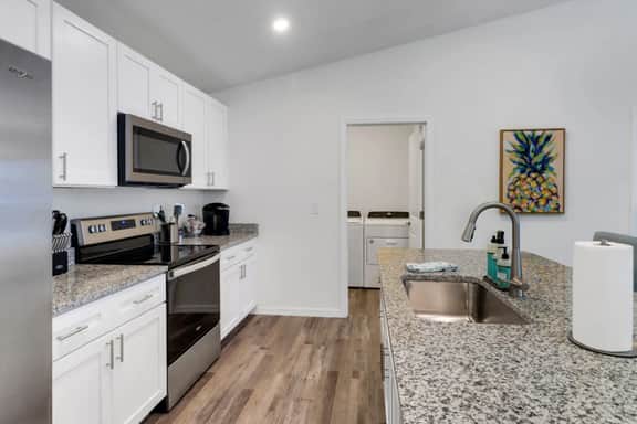 Oasis W/ Heated Salt Water Pool & Screen In Patio!
