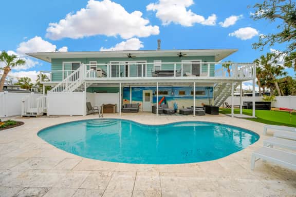 Waterfront Siesta Key Home l w/ pool, hot tub, mini putt, bikes & mins to beach