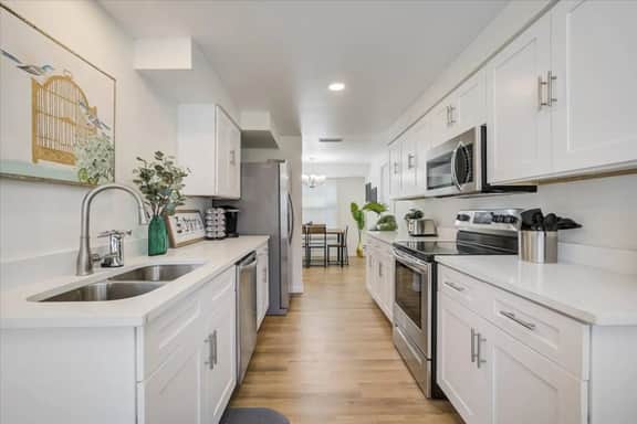 Spacious home w/ Heated Pool 3 miles from IMG!