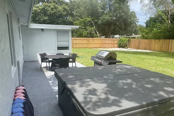 Fenced in w/ Jacuzzi Close to Siesta Key Bridge