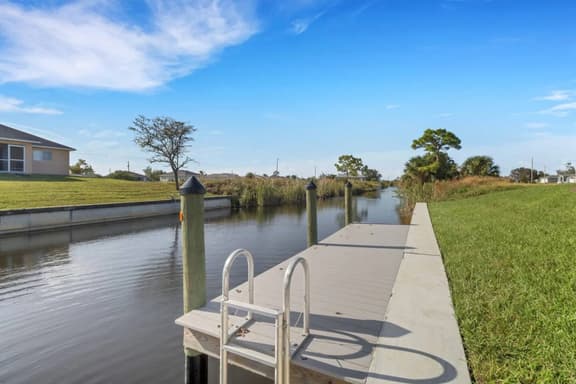 New W/ heated Pool & Pier! Ideal for 2 Families!