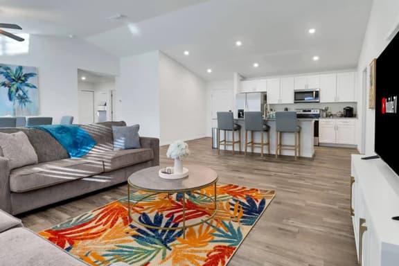 Oasis W/ Heated Salt Water Pool & Screen In Patio!