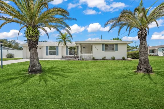 Spacious home w/ Heated Pool 3 miles from IMG!