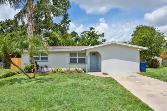 HotTub Retreat w/ Big Private Fenced Yard by Beach