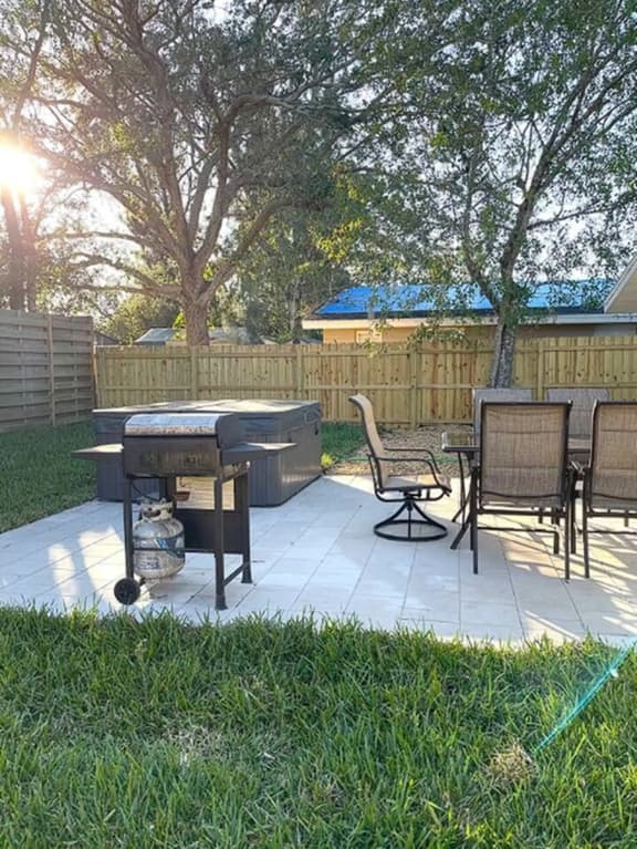 Fully Fenced w/ Hot tub near Siesta Key Bridge!